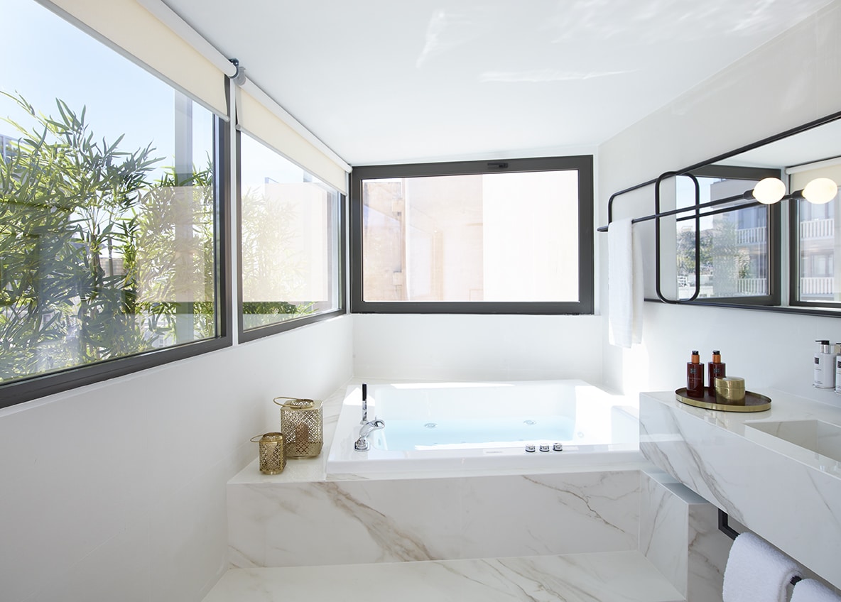 The jacuzzi of the Marblous' Queen offers Acropolis View